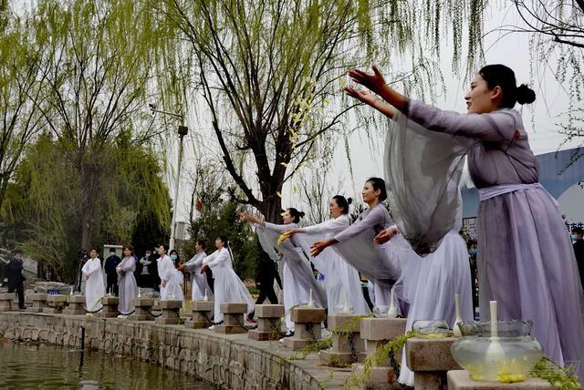 鲜花撒入湖中