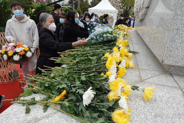 鲜花祭奠先人