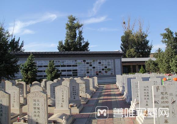 北京海淀墓地价格表中哪两个公墓拥有较长的历史？
