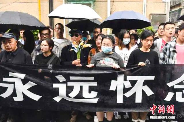 袁隆平院士悼念特写：殡仪馆外的送别