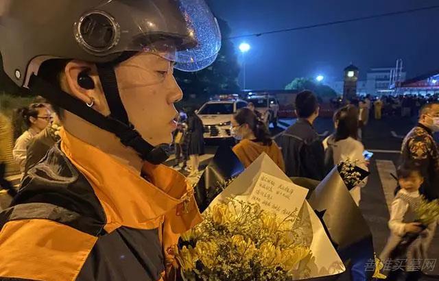 袁隆平院士悼念特写：殡仪馆外的送别